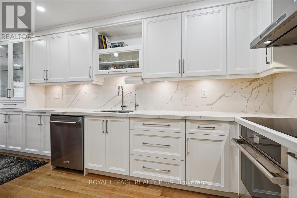 5300 Palmetto Place, Mississauga, ON - Indoor Photo Showing Kitchen With Upgraded Kitchen