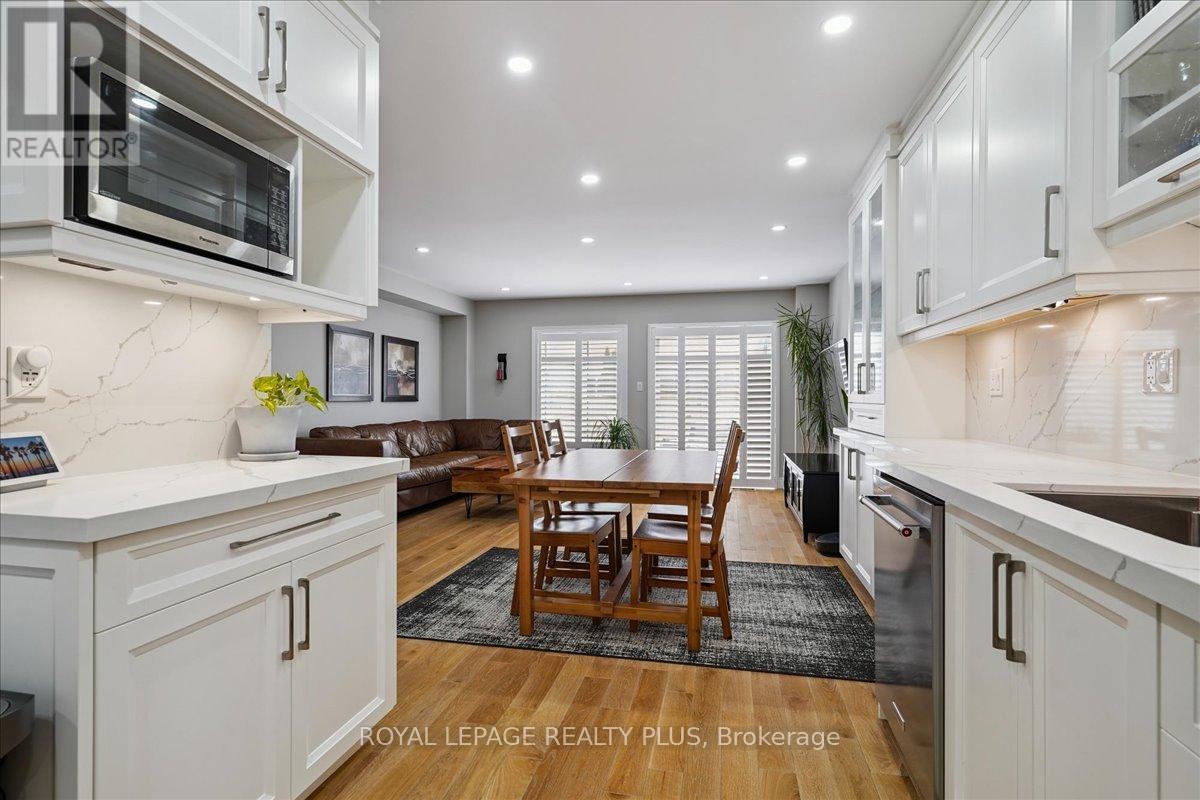 5300 Palmetto Place, Mississauga, ON - Indoor Photo Showing Kitchen With Upgraded Kitchen