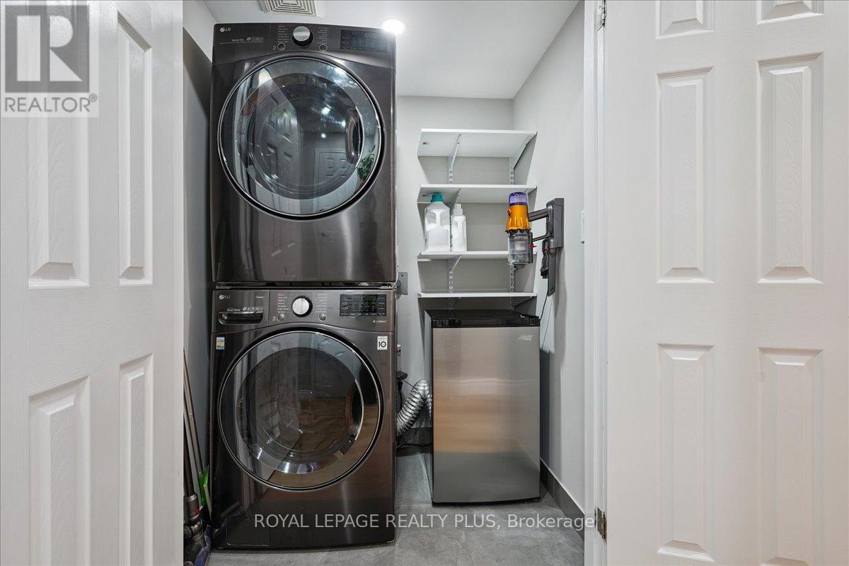 5300 Palmetto Place, Mississauga, ON - Indoor Photo Showing Laundry Room