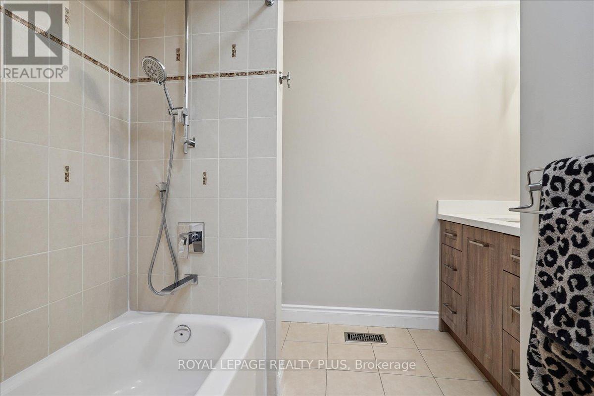 5300 Palmetto Place, Mississauga, ON - Indoor Photo Showing Bathroom