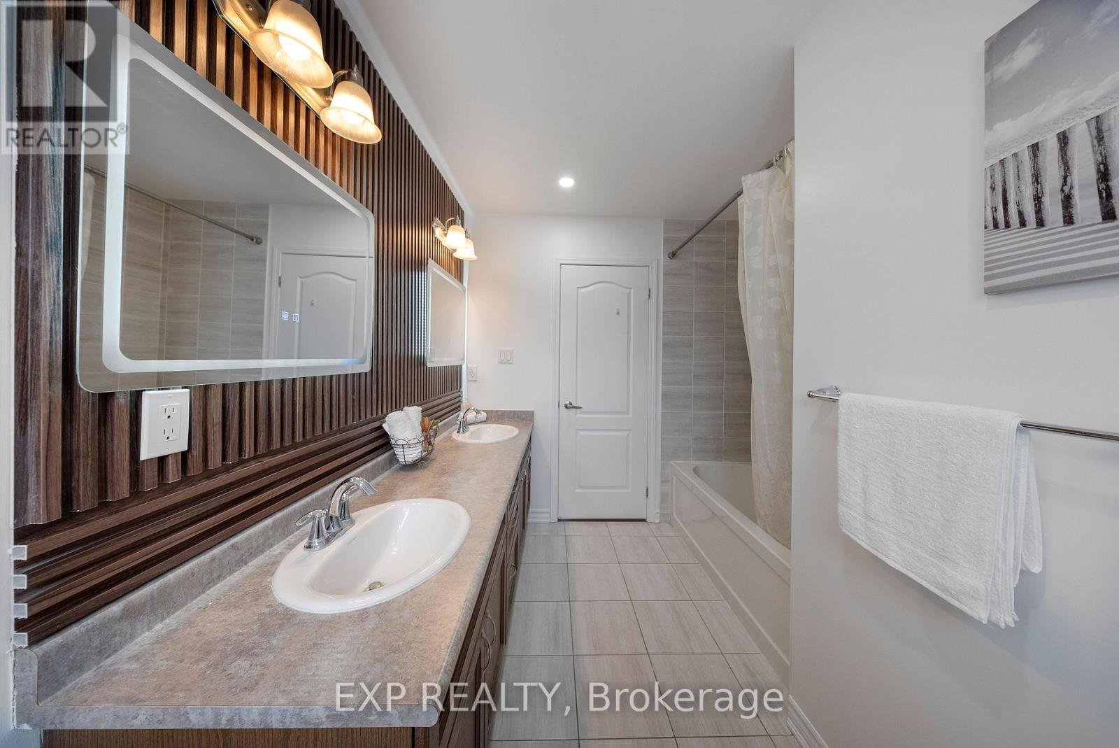 203 Grovehill Crescent, Kitchener, ON - Indoor Photo Showing Bathroom