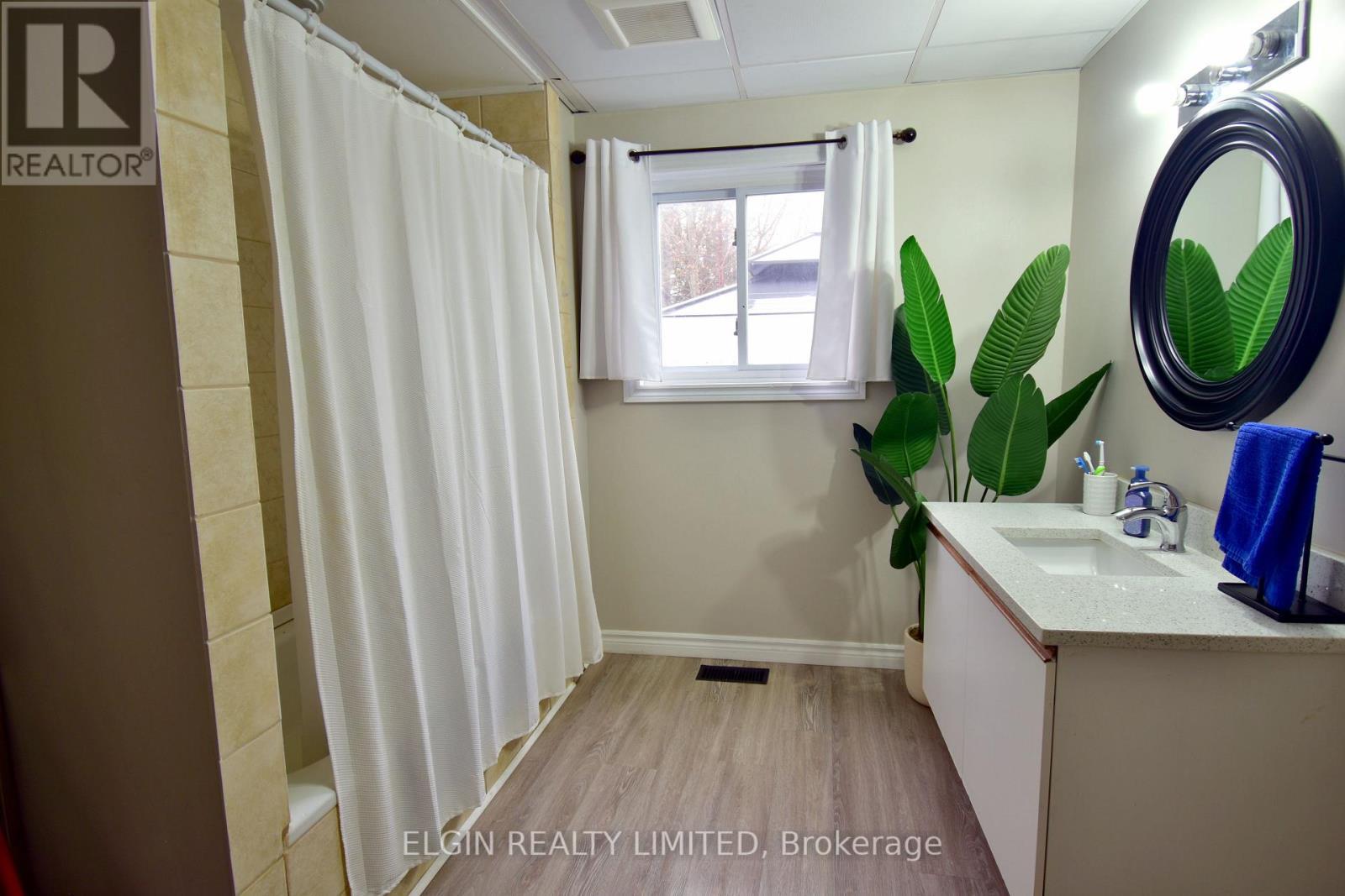 57 Scott Street, St. Thomas, ON - Indoor Photo Showing Bathroom