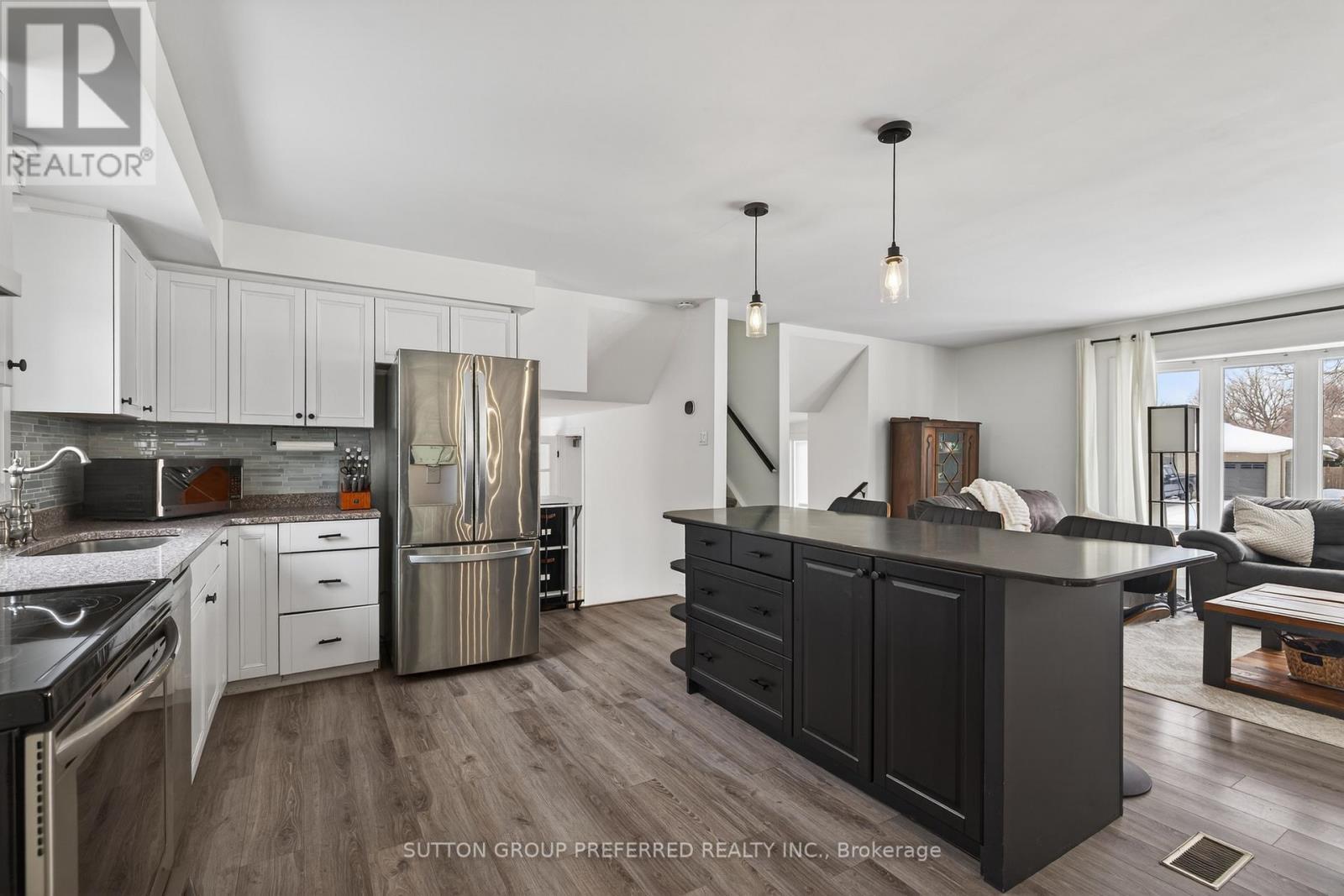 44 Cumberland Crescent, London North (North G), ON - Indoor Photo Showing Kitchen With Upgraded Kitchen