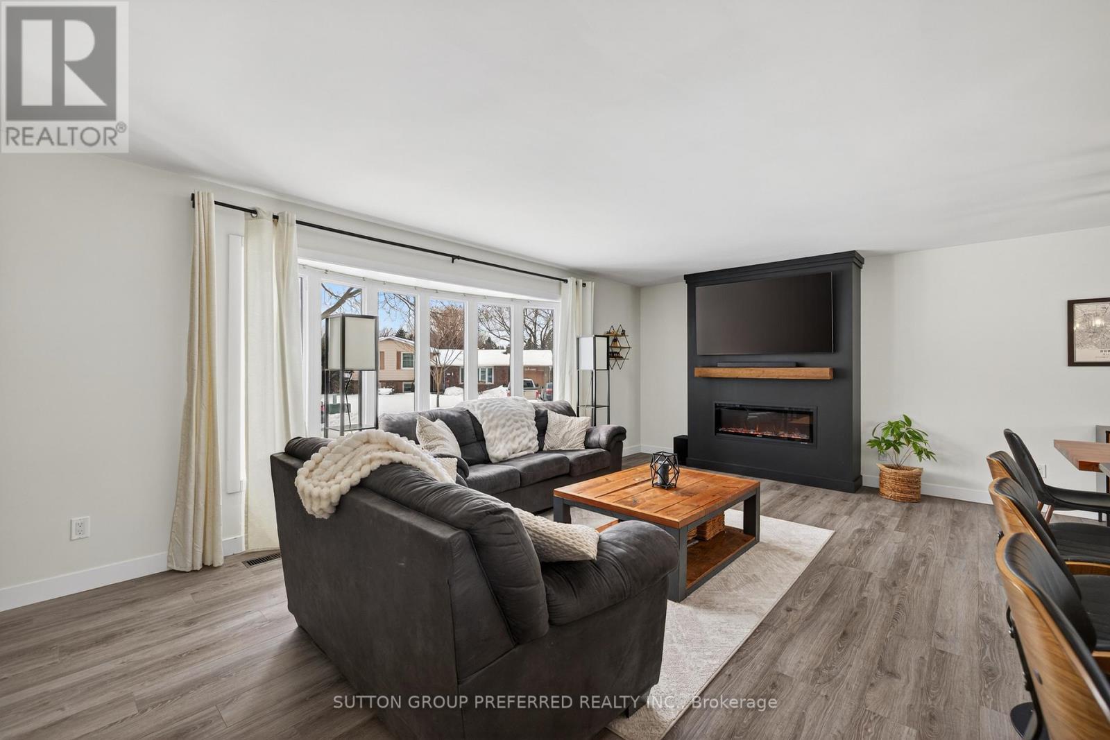 44 Cumberland Crescent, London North (North G), ON - Indoor Photo Showing Living Room With Fireplace