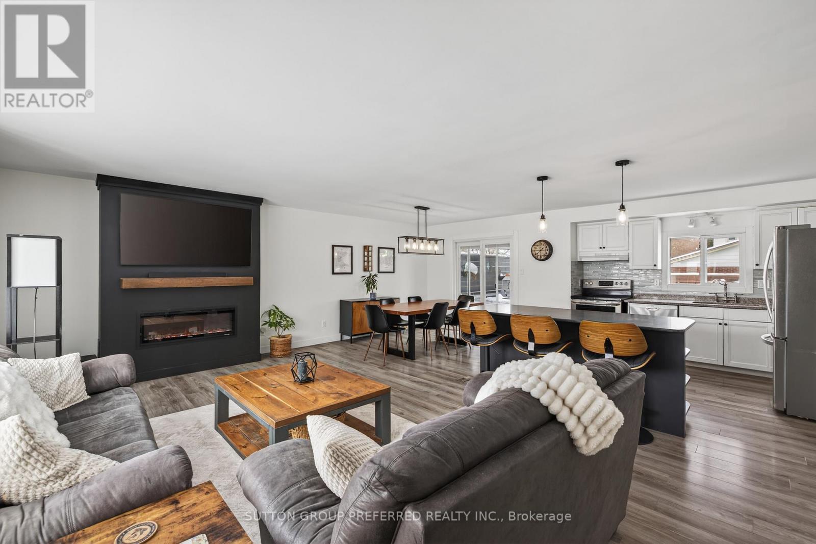 44 Cumberland Crescent, London North (North G), ON - Indoor Photo Showing Living Room With Fireplace