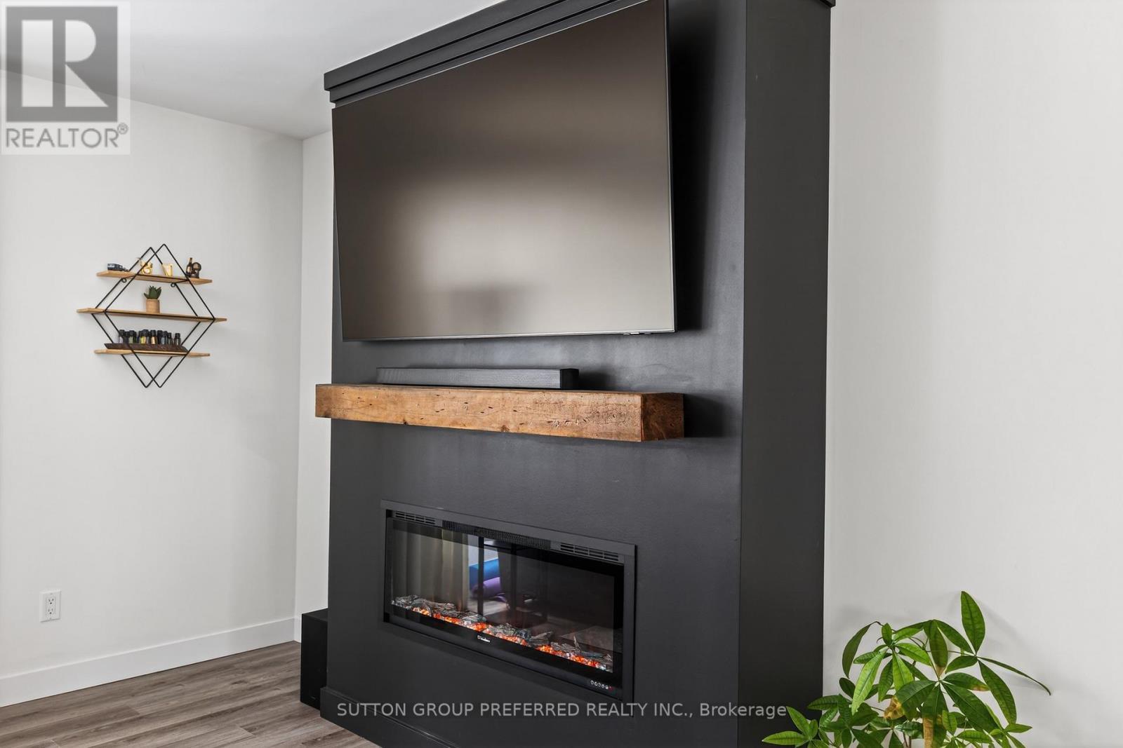 44 Cumberland Crescent, London North (North G), ON - Indoor With Fireplace