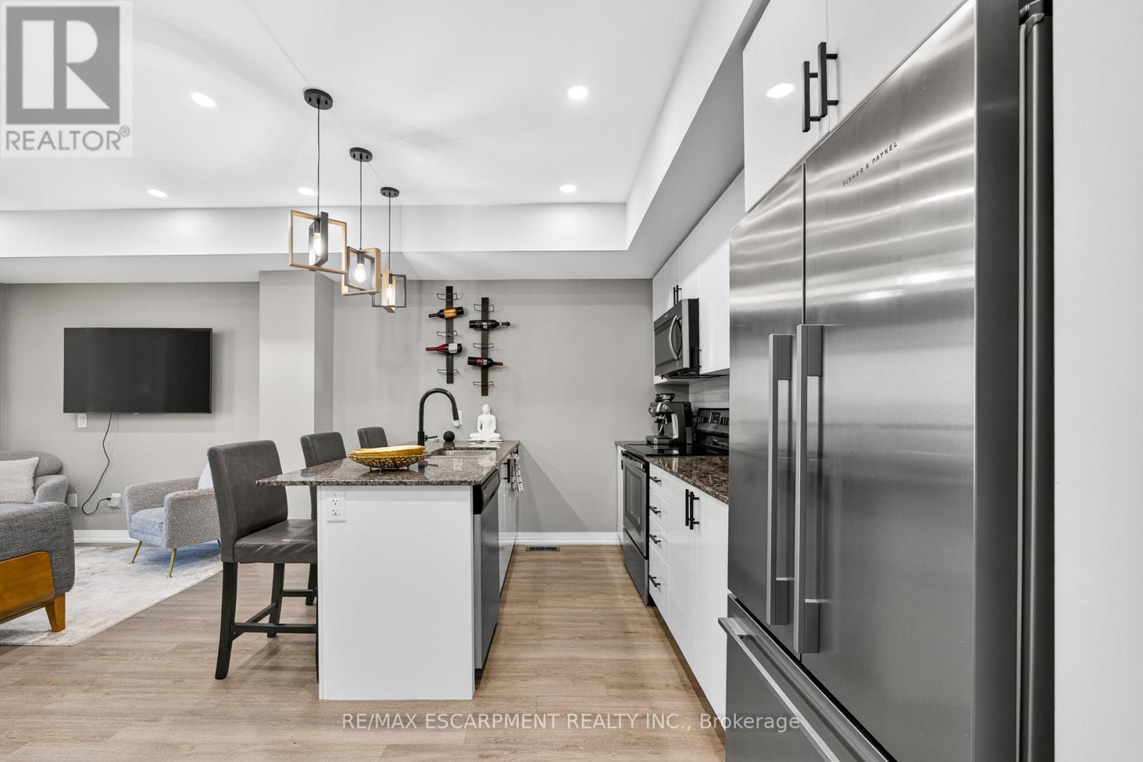 107 - 1206 Main Street E, Milton, ON - Indoor Photo Showing Kitchen With Upgraded Kitchen