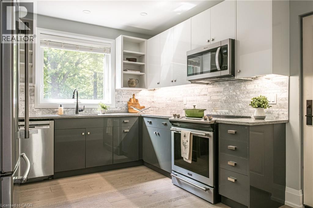 3 Oakwood Place, Hamilton, ON - Indoor Photo Showing Kitchen With Upgraded Kitchen