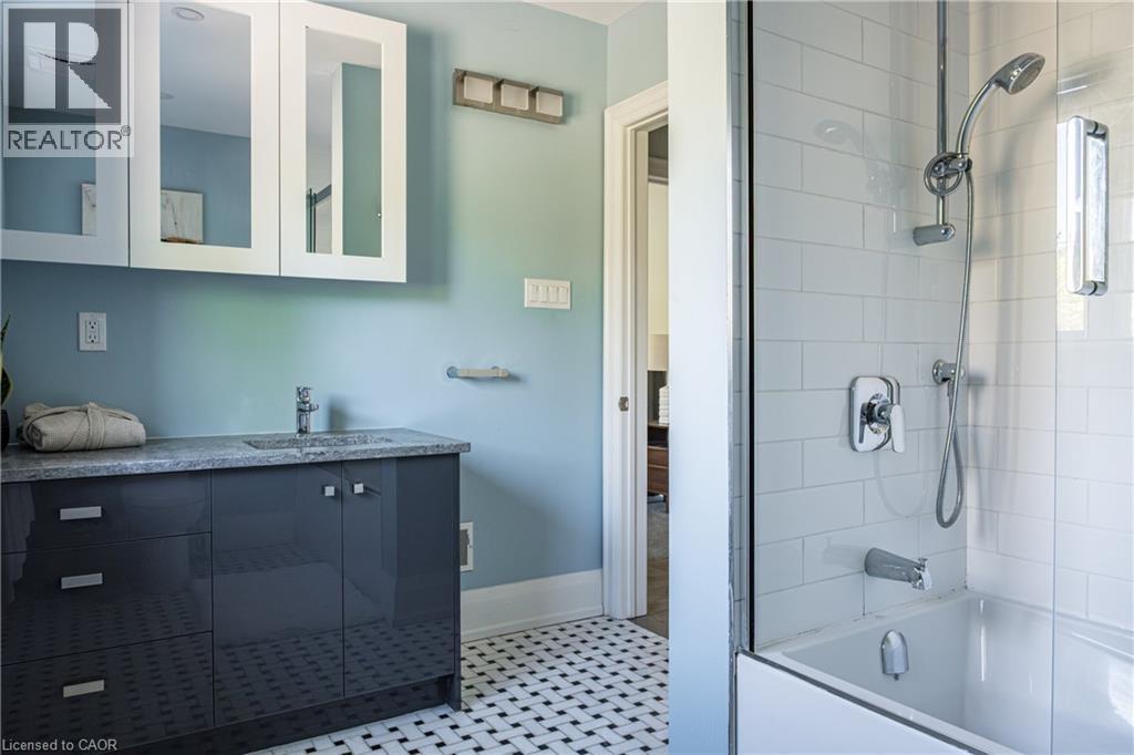 3 Oakwood Place, Hamilton, ON - Indoor Photo Showing Bathroom