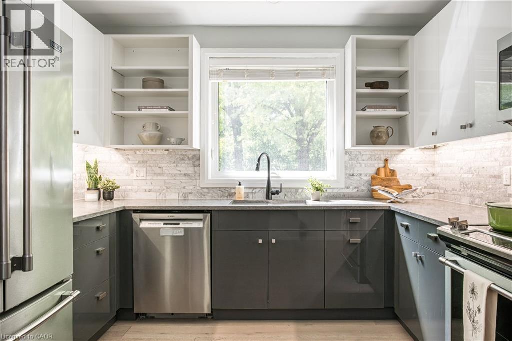 3 Oakwood Place, Hamilton, ON - Indoor Photo Showing Kitchen With Upgraded Kitchen