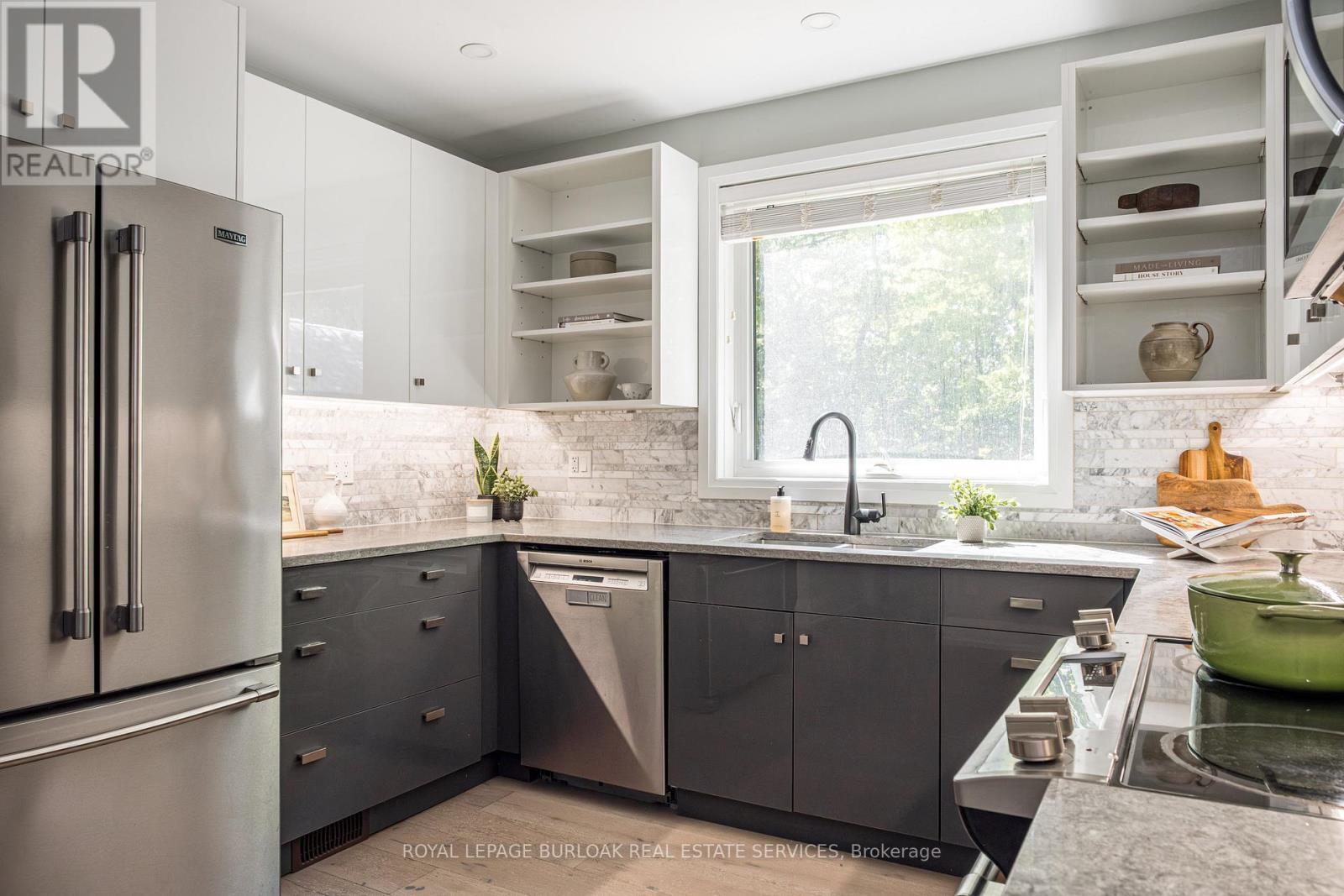 3 Oakwood Place, Hamilton, ON - Indoor Photo Showing Kitchen With Upgraded Kitchen