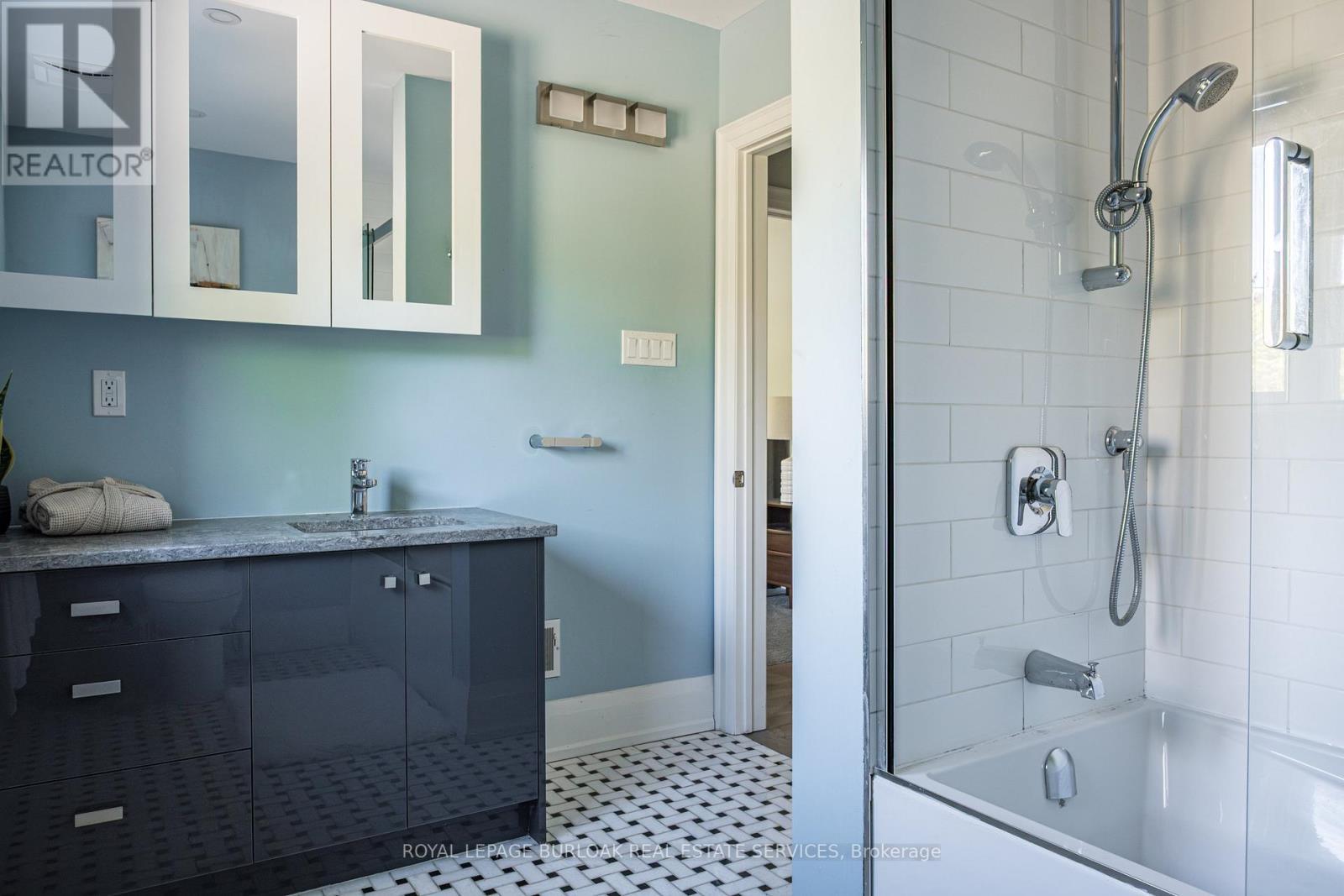 3 Oakwood Place, Hamilton, ON - Indoor Photo Showing Bathroom