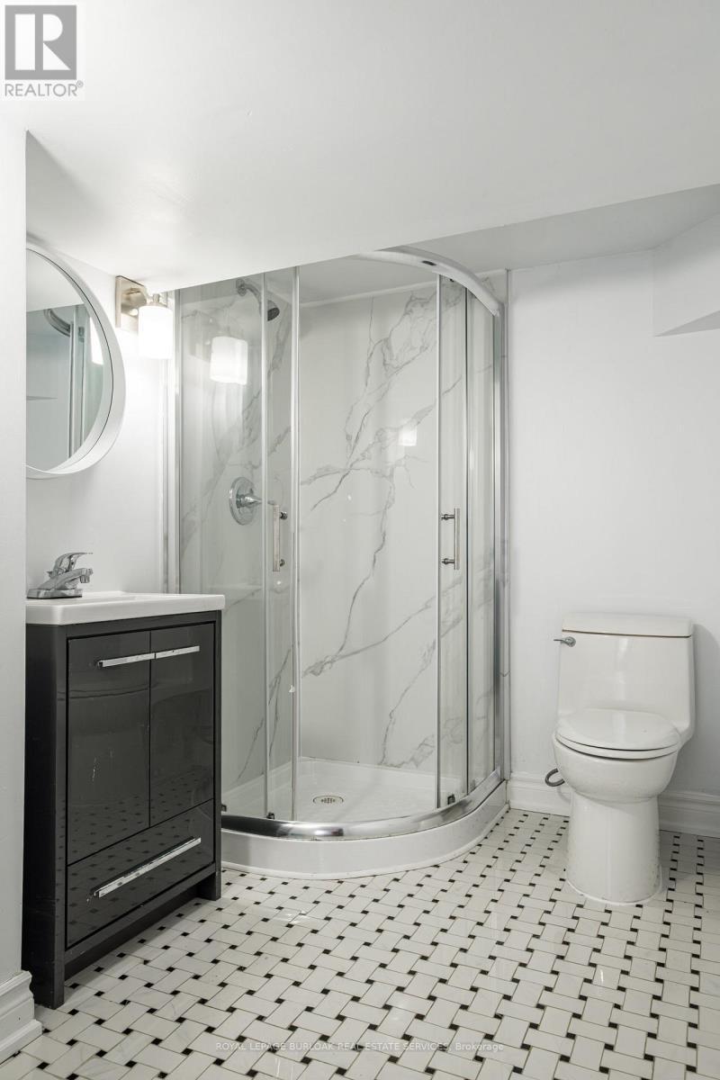 3 Oakwood Place, Hamilton, ON - Indoor Photo Showing Bathroom