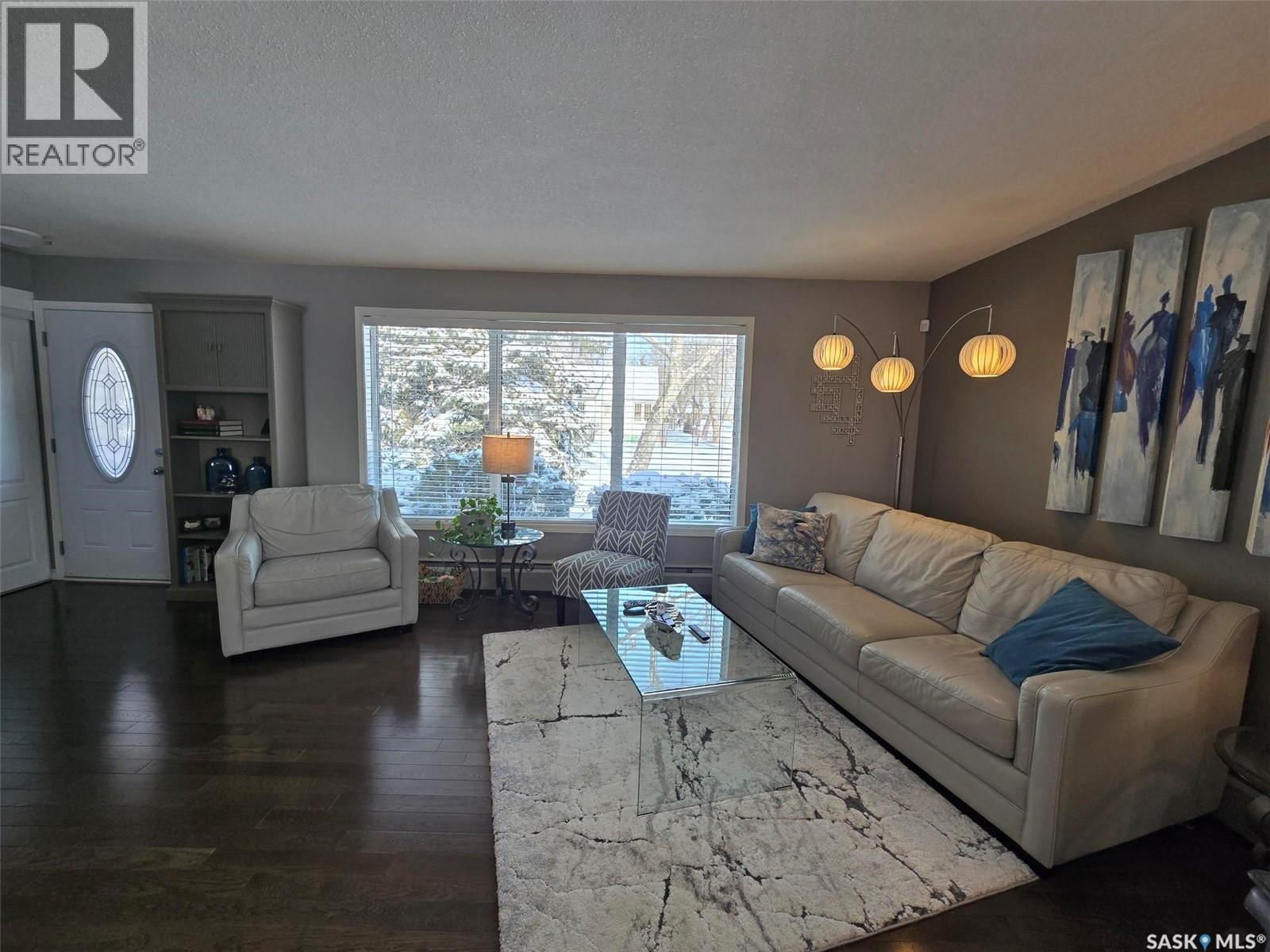 503 Edmonton Street, Broadview, SK - Indoor Photo Showing Living Room
