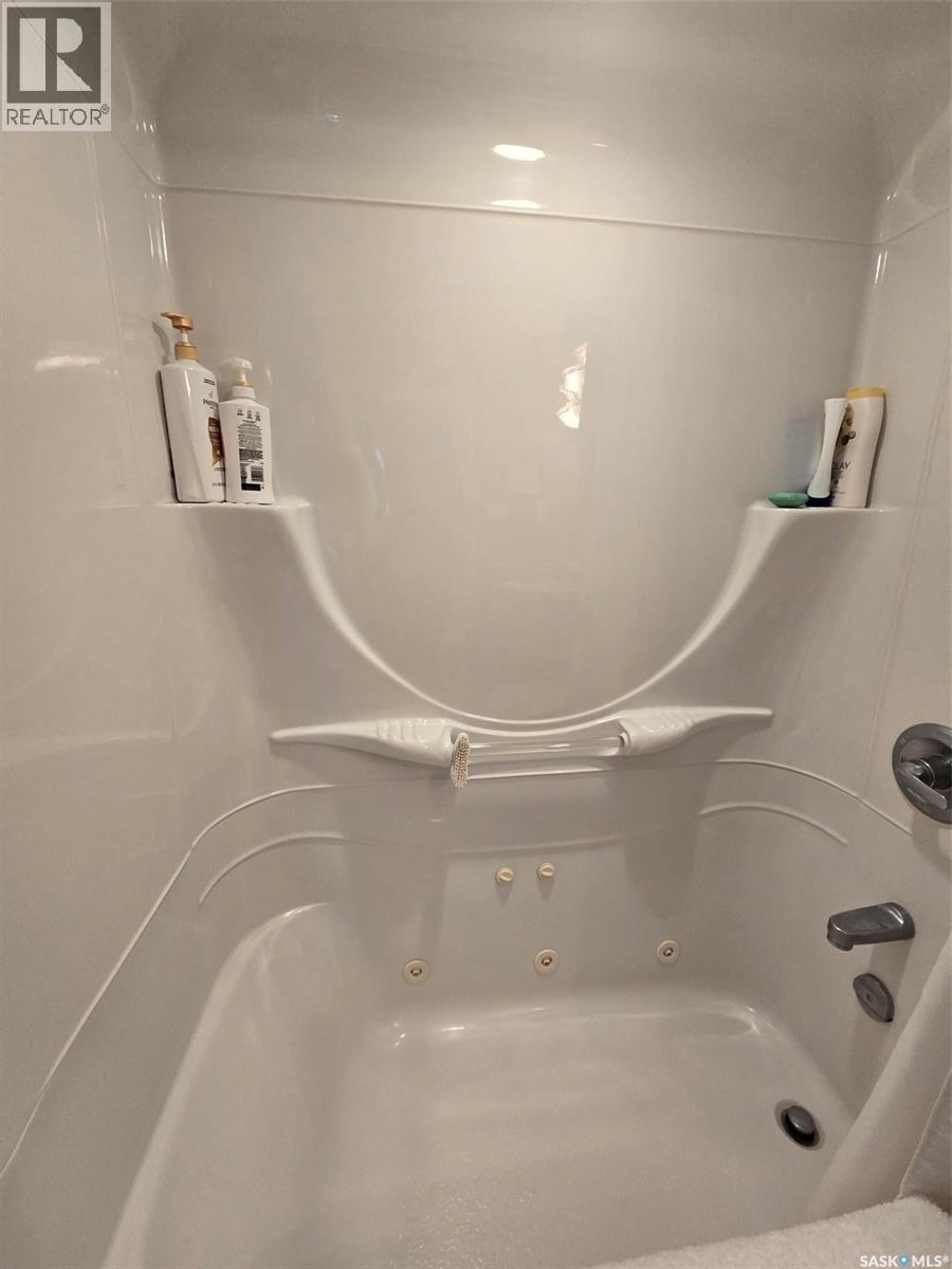 503 Edmonton Street, Broadview, SK - Indoor Photo Showing Bathroom