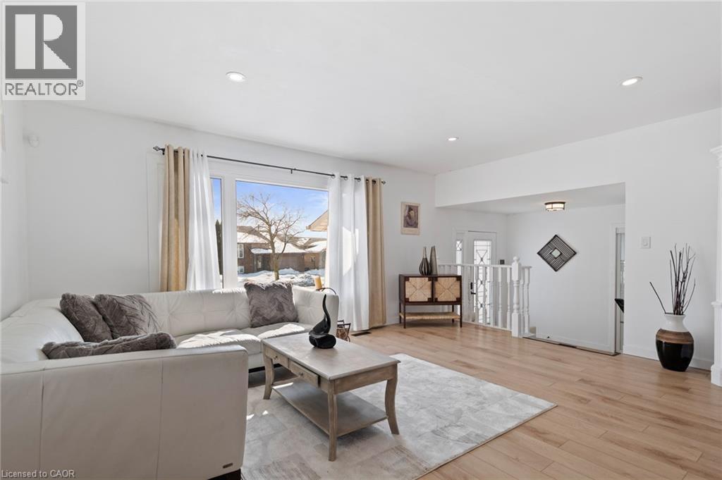 24 Keefer Road, Thorold, ON - Indoor Photo Showing Living Room