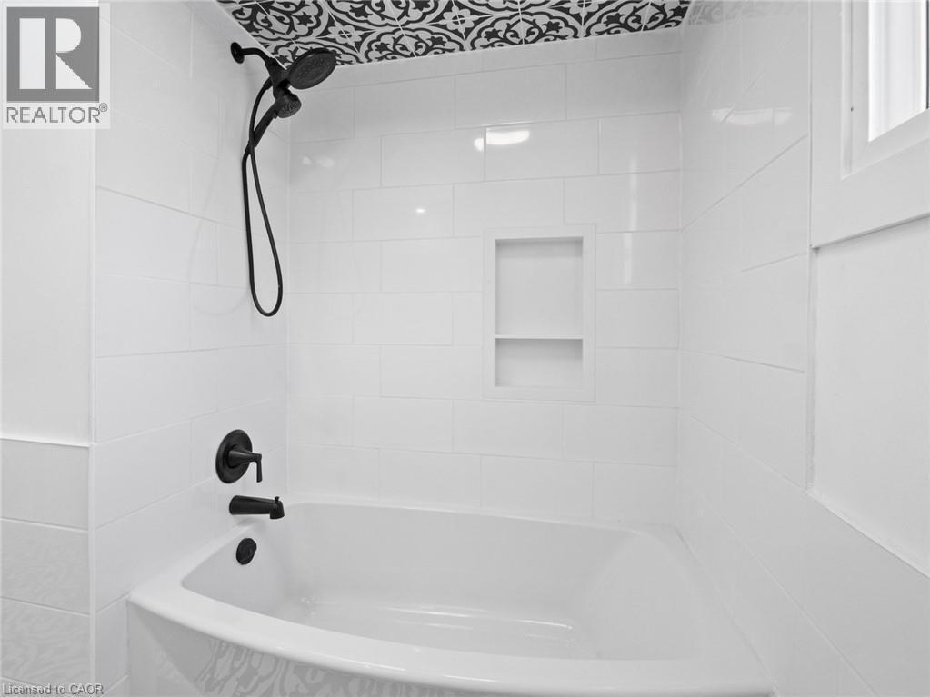Full bath featuring shower combination - 24 Keefer Road, Thorold, ON - Indoor Photo Showing Bathroom