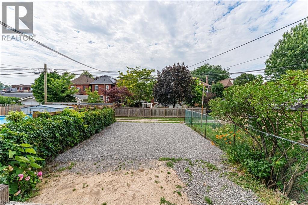 Convenient private parking for 6 cars - 15 Barnesdale Avenue N, Hamilton, ON - Outdoor