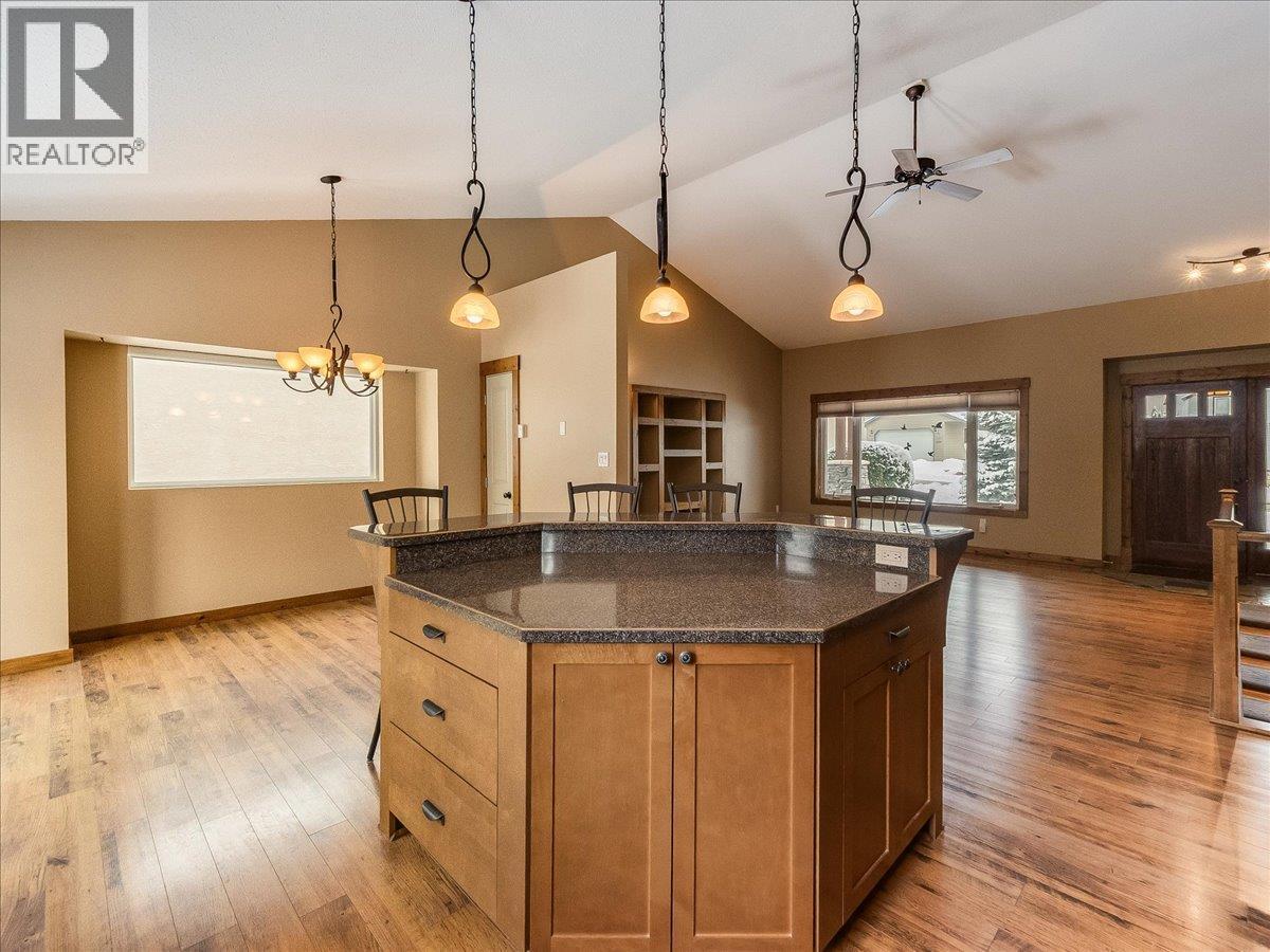 1532 Emerald Crescent, Castlegar, BC - Indoor Photo Showing Kitchen