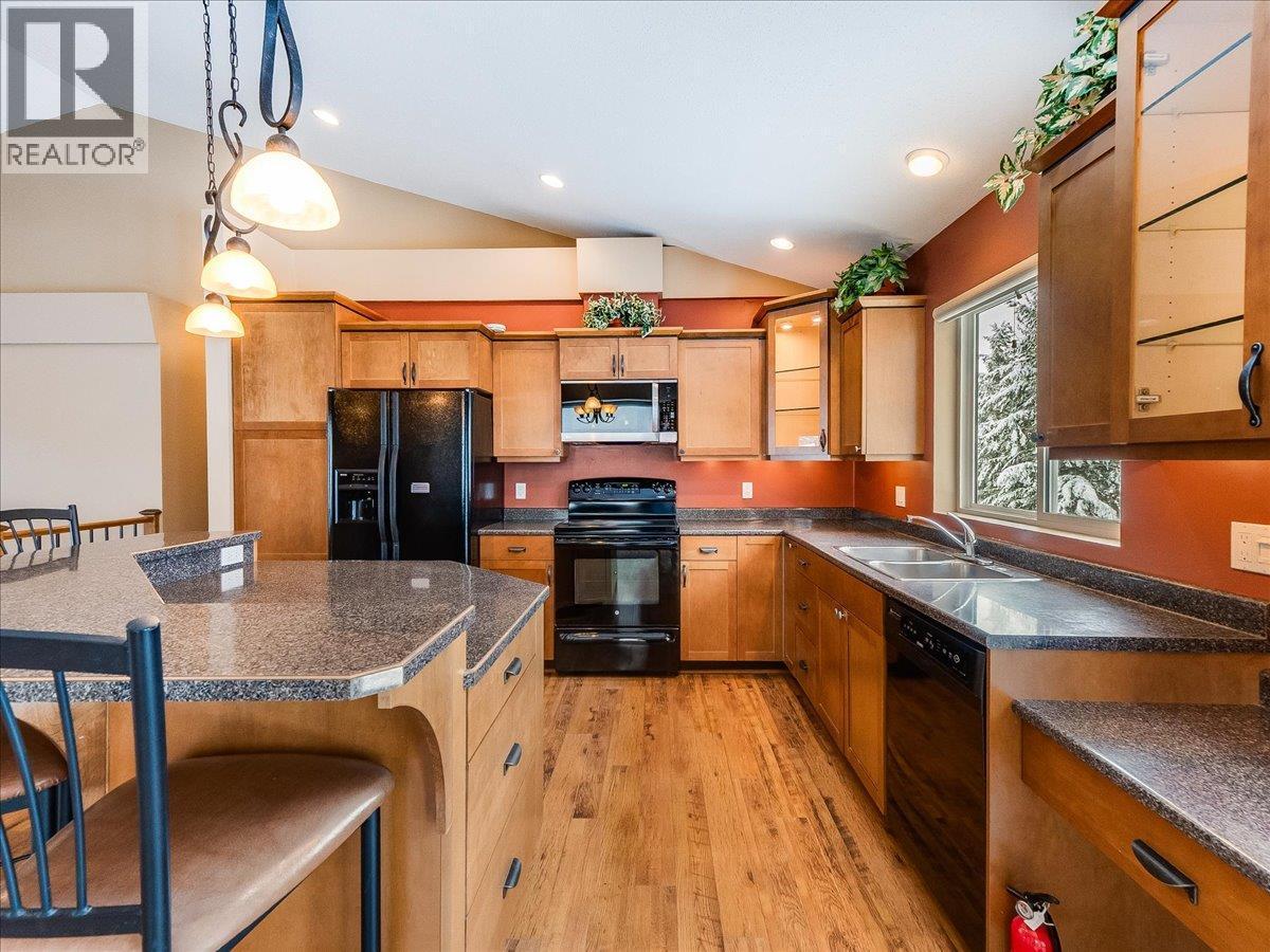 1532 Emerald Crescent, Castlegar, BC - Indoor Photo Showing Kitchen With Double Sink