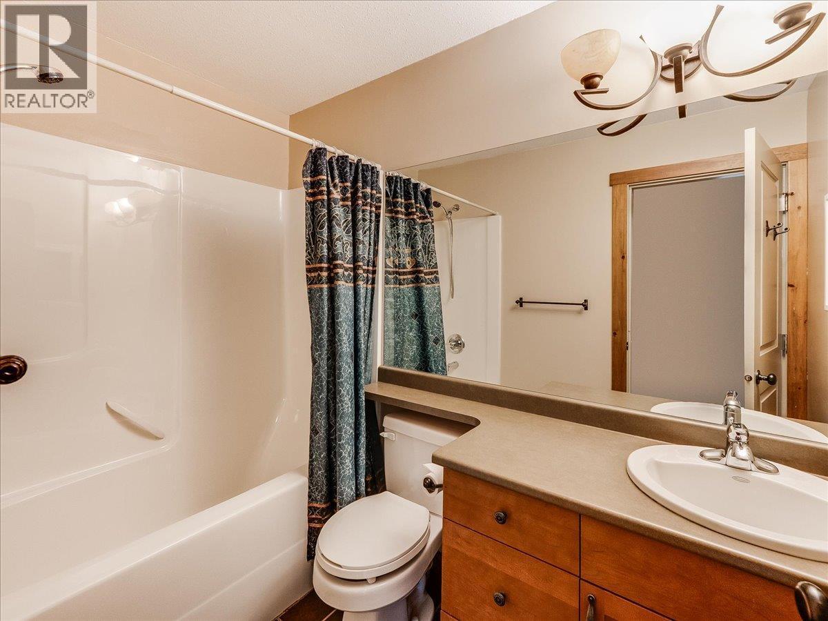 1532 Emerald Crescent, Castlegar, BC - Indoor Photo Showing Bathroom
