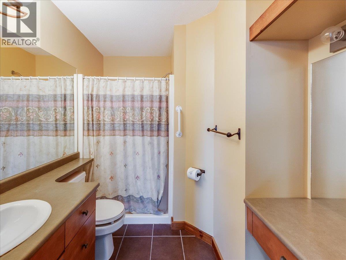 1532 Emerald Crescent, Castlegar, BC - Indoor Photo Showing Bathroom