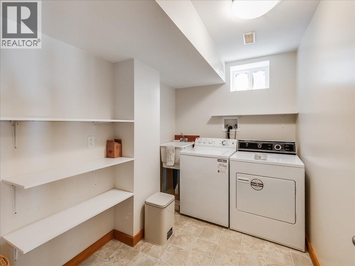 1532 Emerald Crescent, Castlegar, BC - Indoor Photo Showing Laundry Room