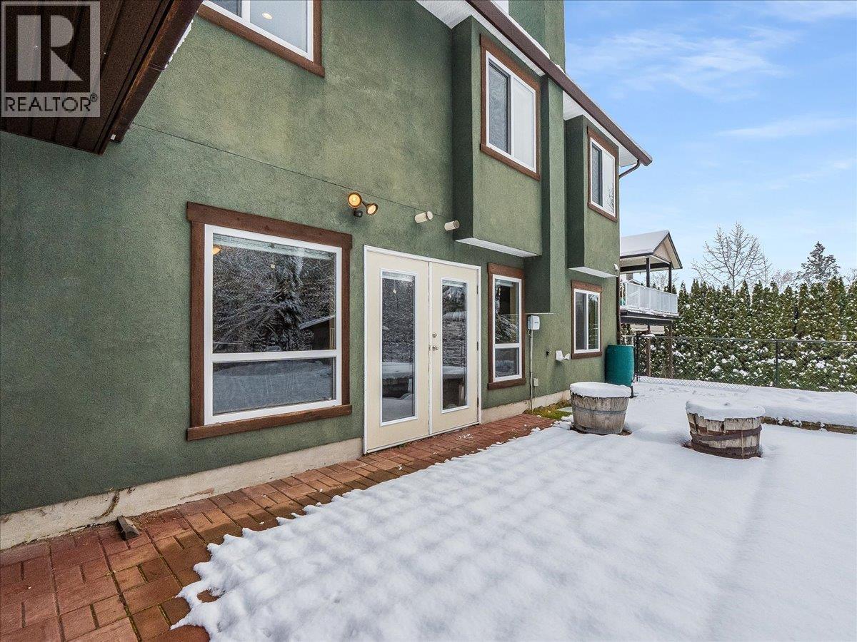 1532 Emerald Crescent, Castlegar, BC - Outdoor With Exterior