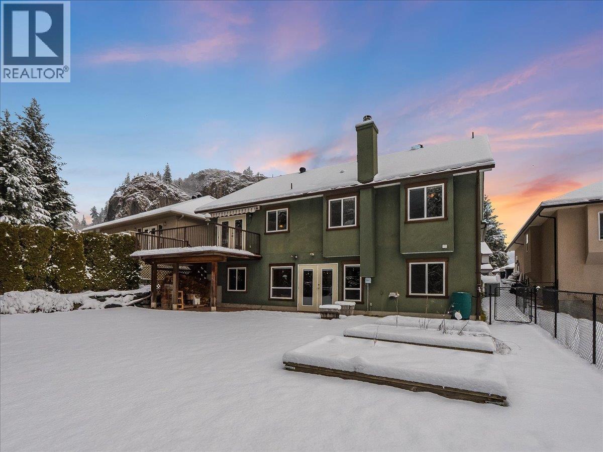 1532 Emerald Crescent, Castlegar, BC - Outdoor