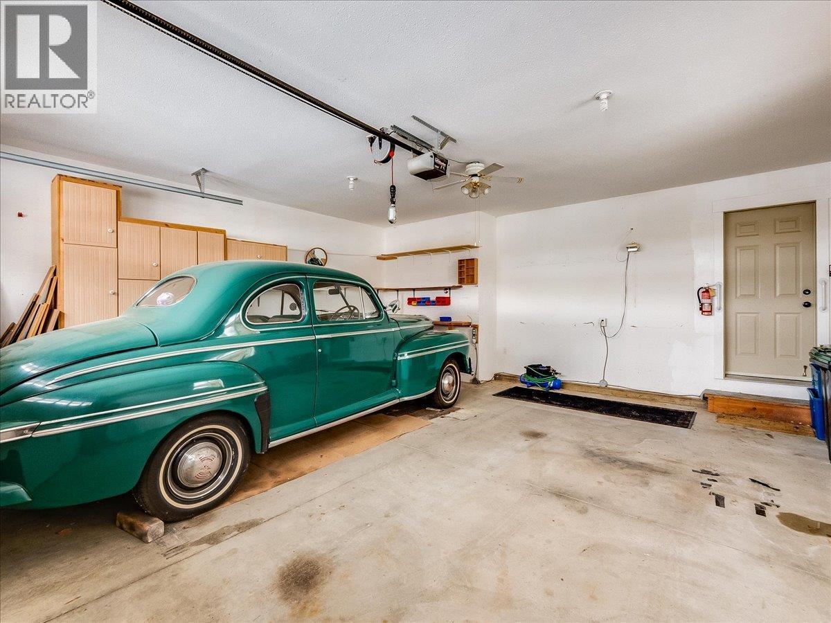 1532 Emerald Crescent, Castlegar, BC - Indoor Photo Showing Garage