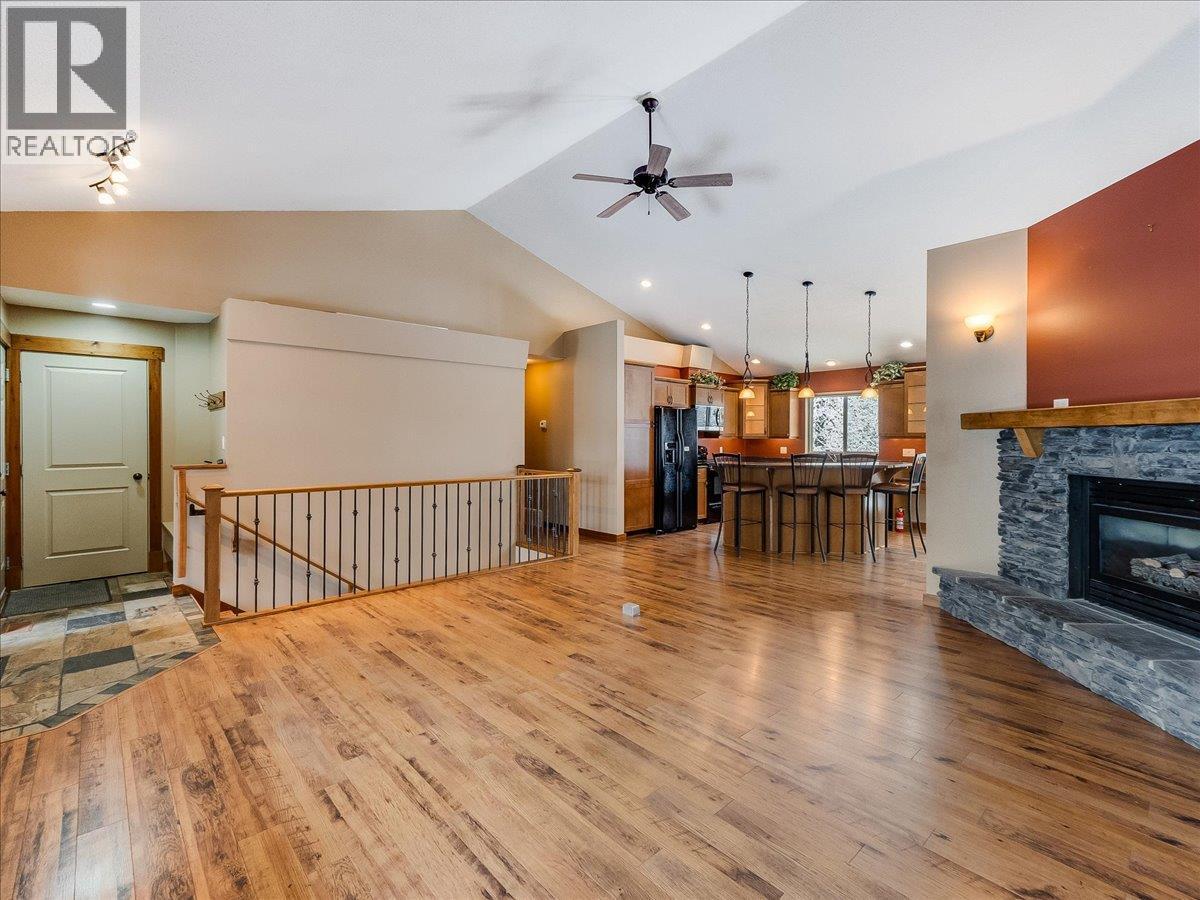1532 Emerald Crescent, Castlegar, BC - Indoor Photo Showing Living Room With Fireplace