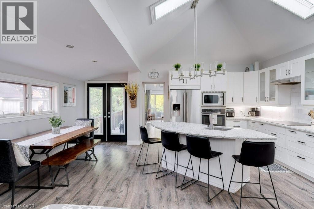 7 Homewood Avenue, Hamilton, ON - Indoor Photo Showing Kitchen With Upgraded Kitchen
