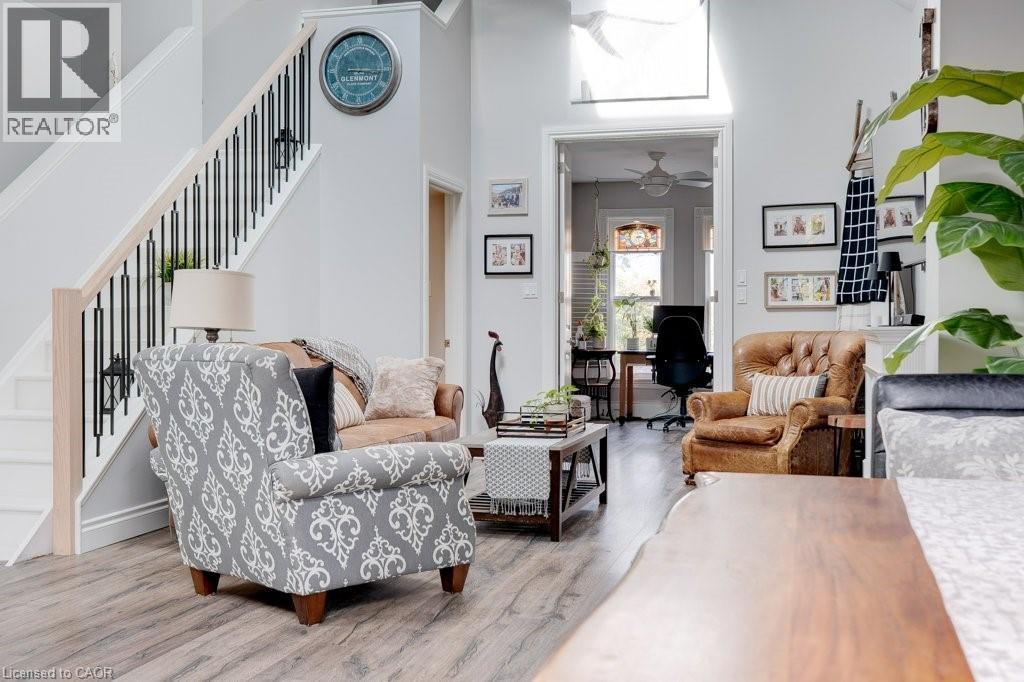 7 Homewood Avenue, Hamilton, ON - Indoor Photo Showing Living Room