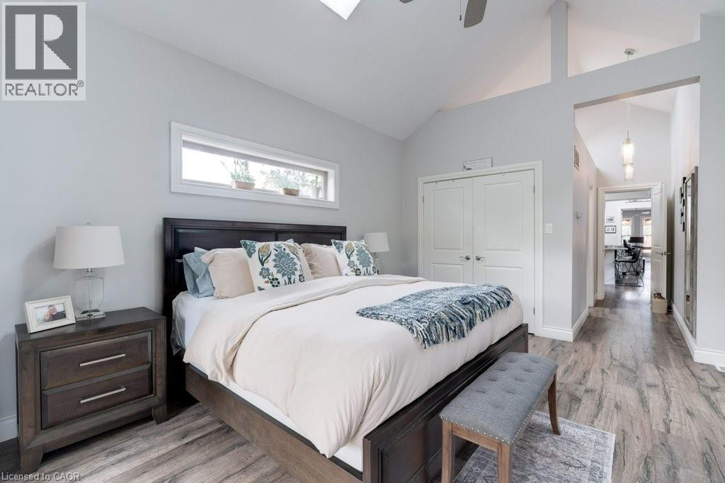 7 Homewood Avenue, Hamilton, ON - Indoor Photo Showing Bedroom