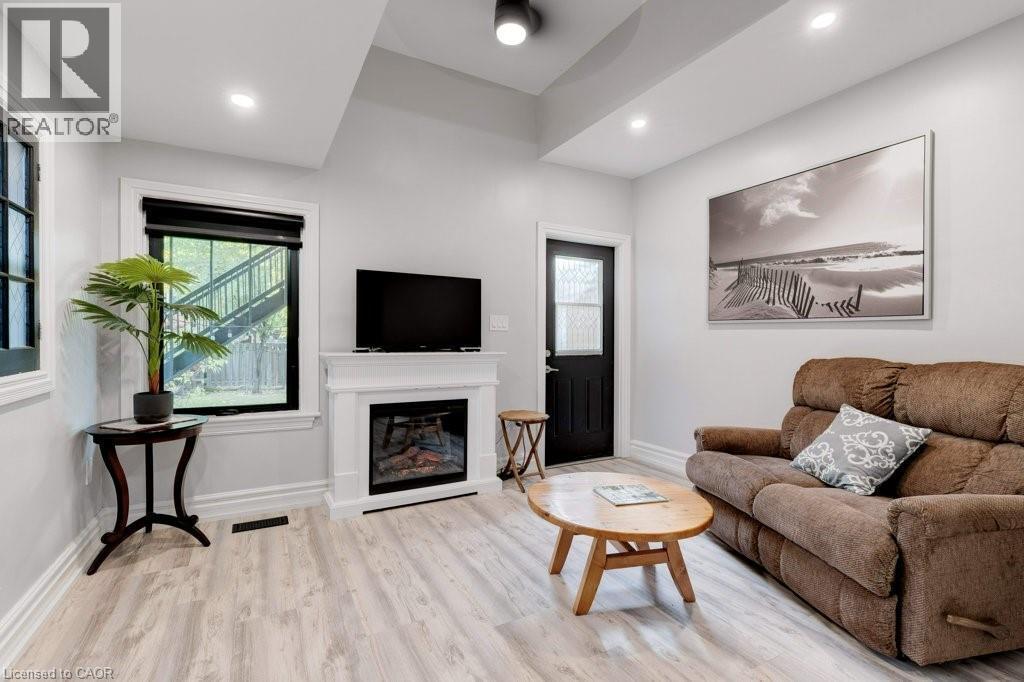 7 Homewood Avenue, Hamilton, ON - Indoor Photo Showing Living Room With Fireplace