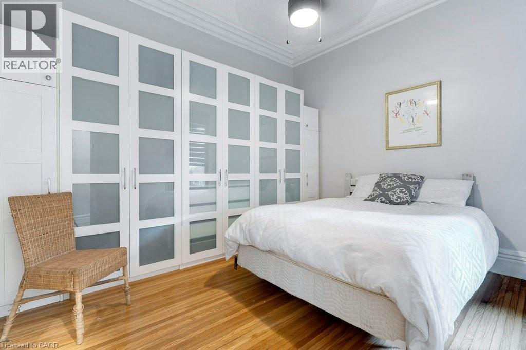 7 Homewood Avenue, Hamilton, ON - Indoor Photo Showing Bedroom