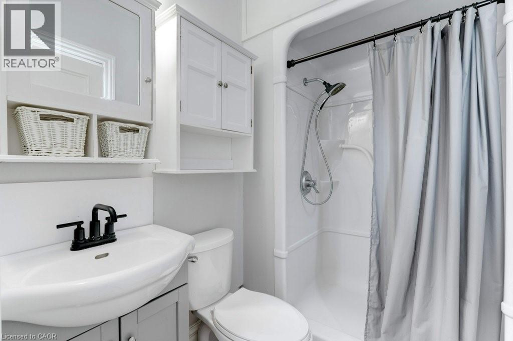 7 Homewood Avenue, Hamilton, ON - Indoor Photo Showing Bathroom