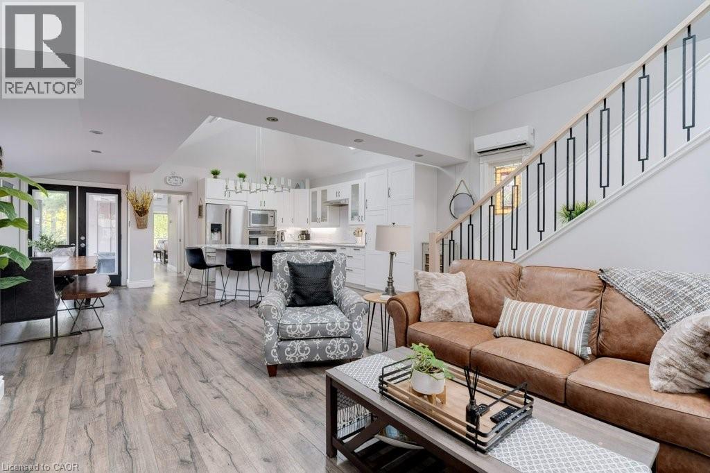7 Homewood Avenue, Hamilton, ON - Indoor Photo Showing Living Room