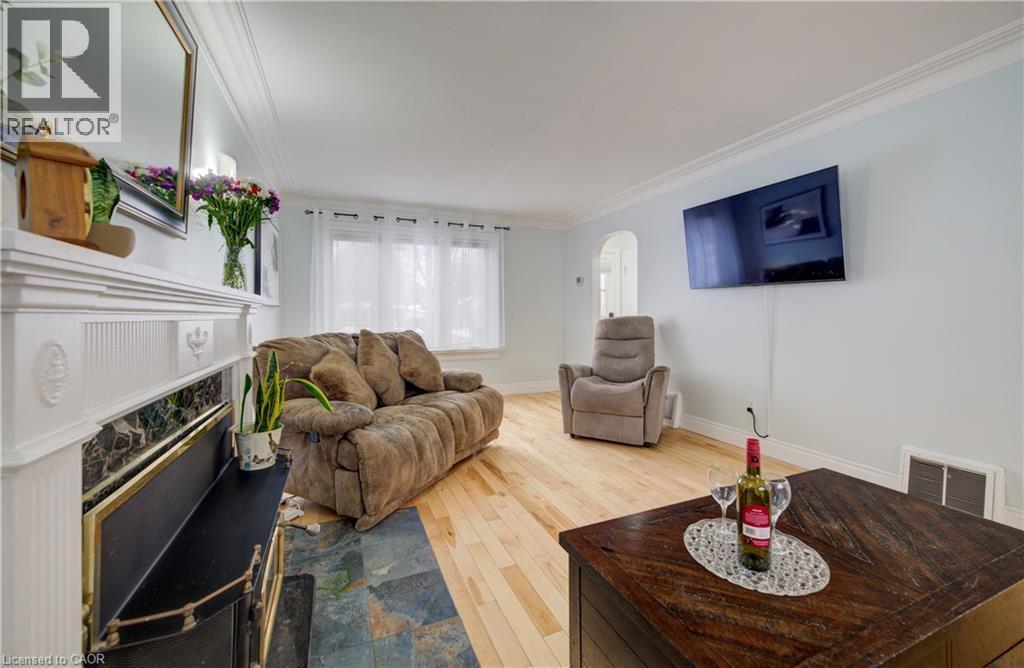 76 Brentwood Avenue, Kitchener, ON - Indoor Photo Showing Living Room