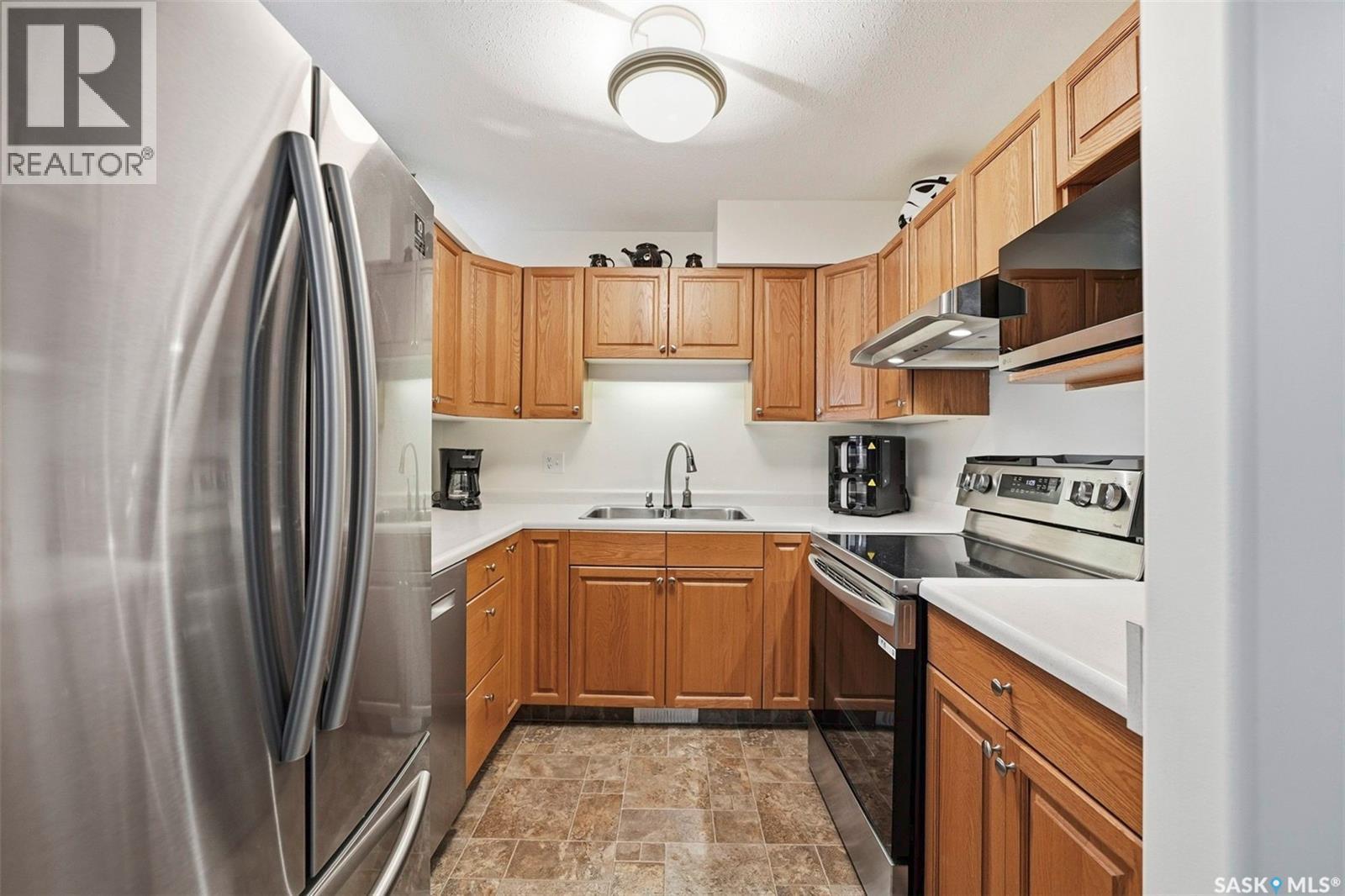 4 102 Willow Street, Saskatoon, SK - Indoor Photo Showing Kitchen With Double Sink