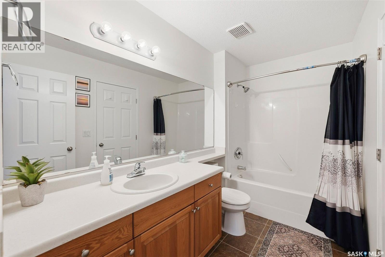 4 102 Willow Street, Saskatoon, SK - Indoor Photo Showing Bathroom