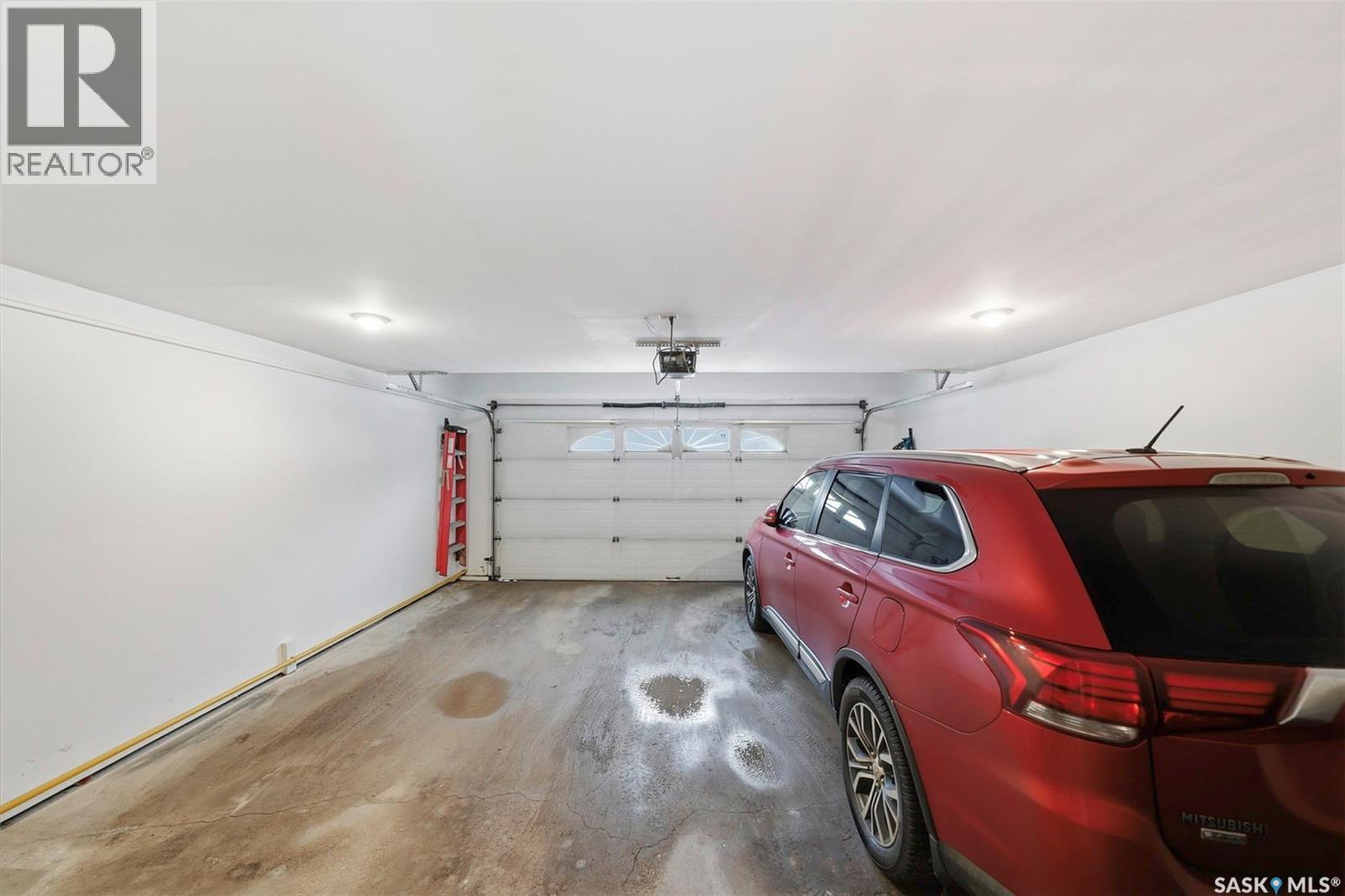 4 102 Willow Street, Saskatoon, SK - Indoor Photo Showing Garage