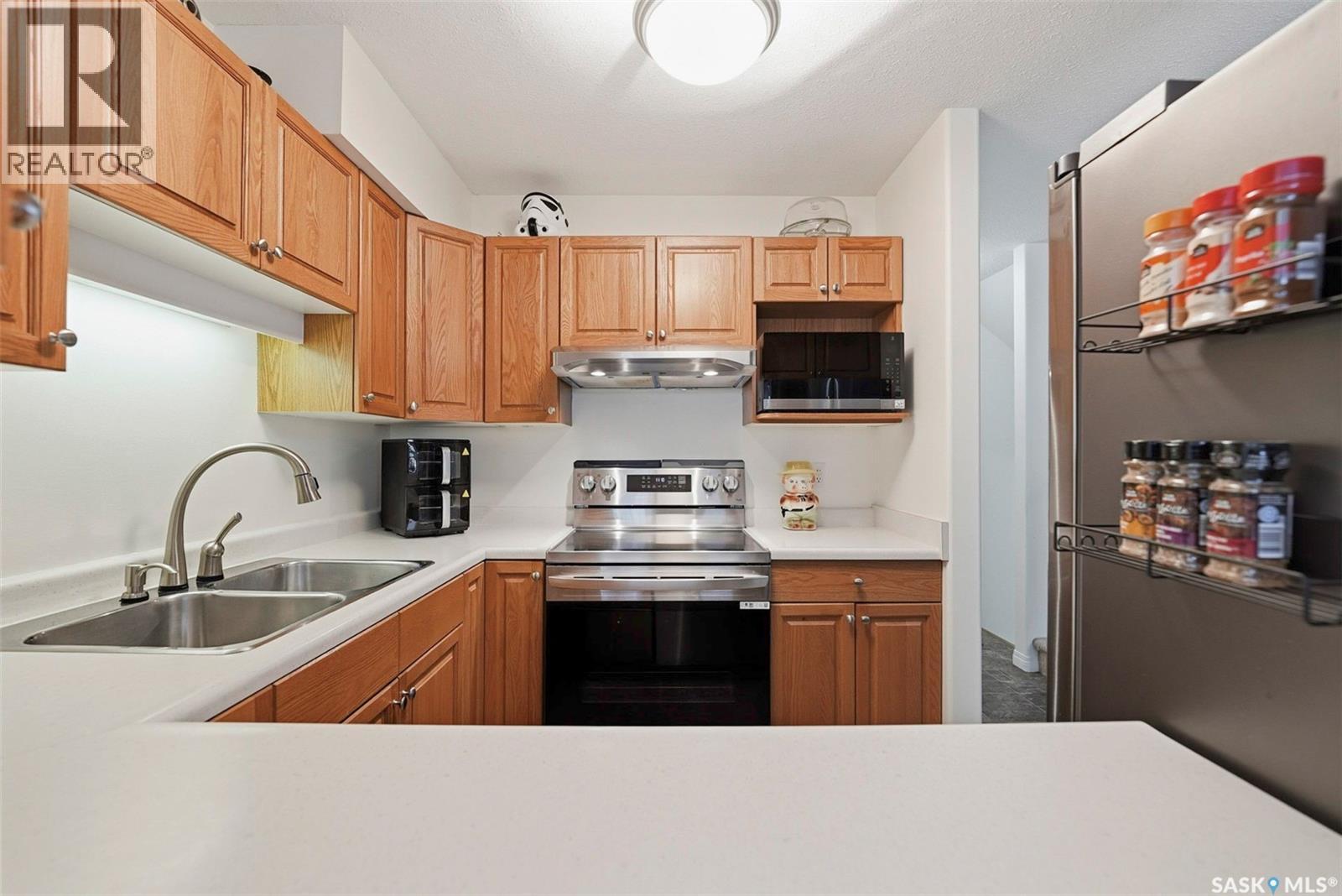4 102 Willow Street, Saskatoon, SK - Indoor Photo Showing Kitchen With Double Sink