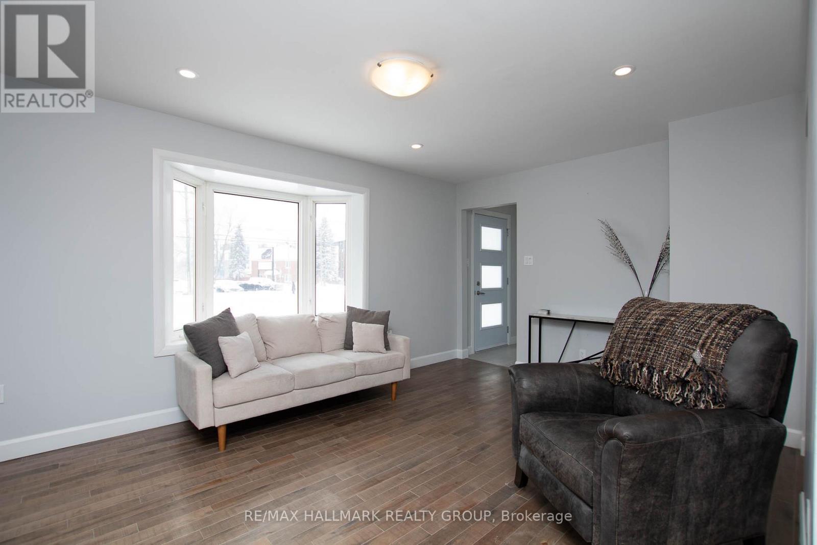 929 Merivale Road, Ottawa, ON - Indoor Photo Showing Living Room