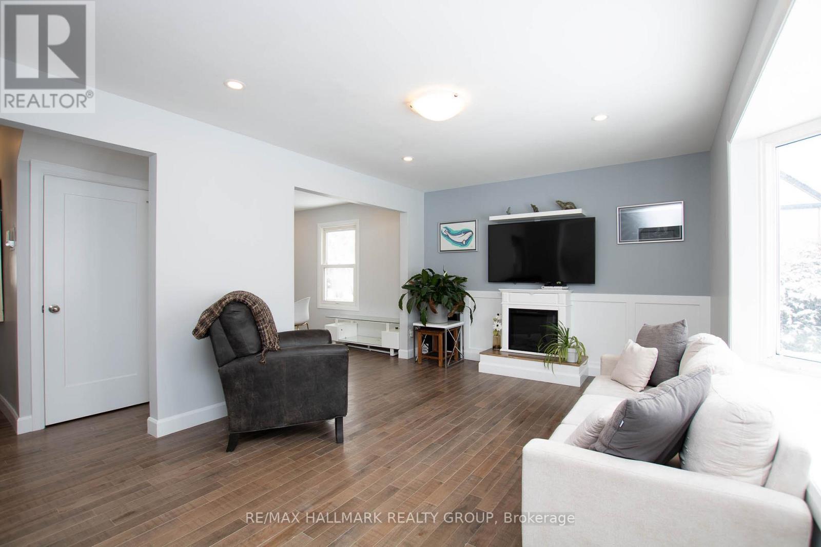 929 Merivale Road, Ottawa, ON - Indoor Photo Showing Living Room With Fireplace