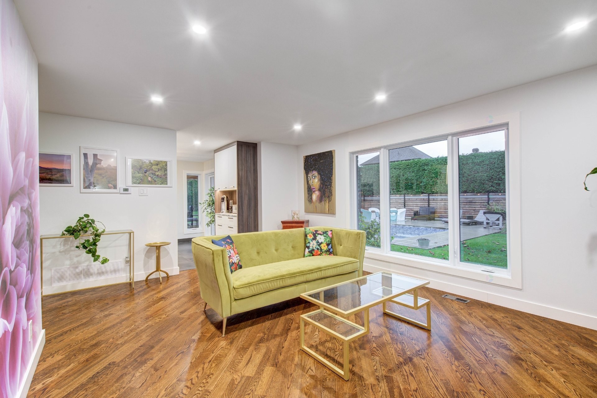 Salon - 25 Rue Carrier, Saint-Mathieu-De-Beloeil, QC - Indoor