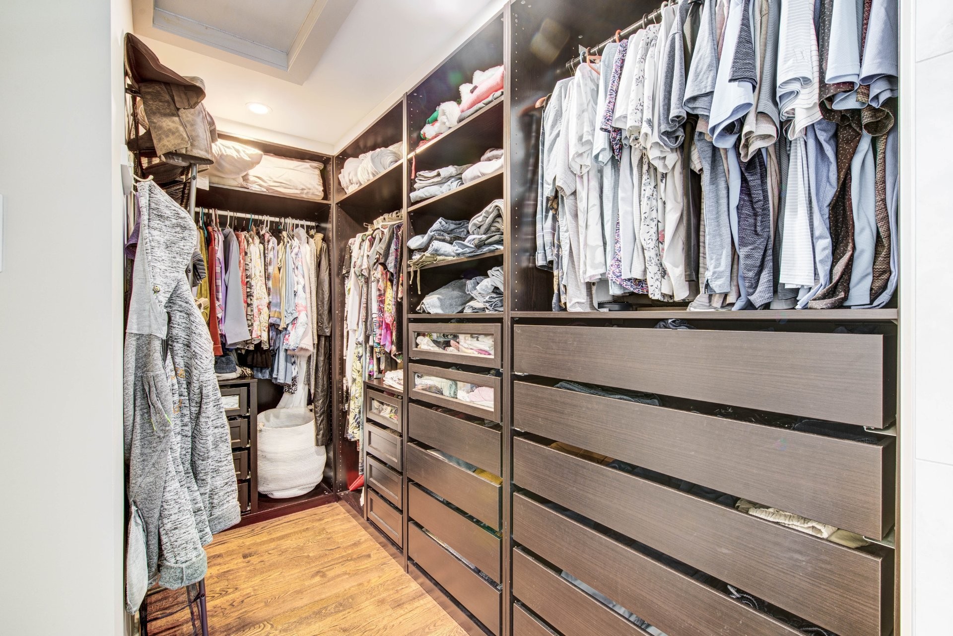 Penderie (Walk-in) - 25 Rue Carrier, Saint-Mathieu-De-Beloeil, QC - Indoor With Storage