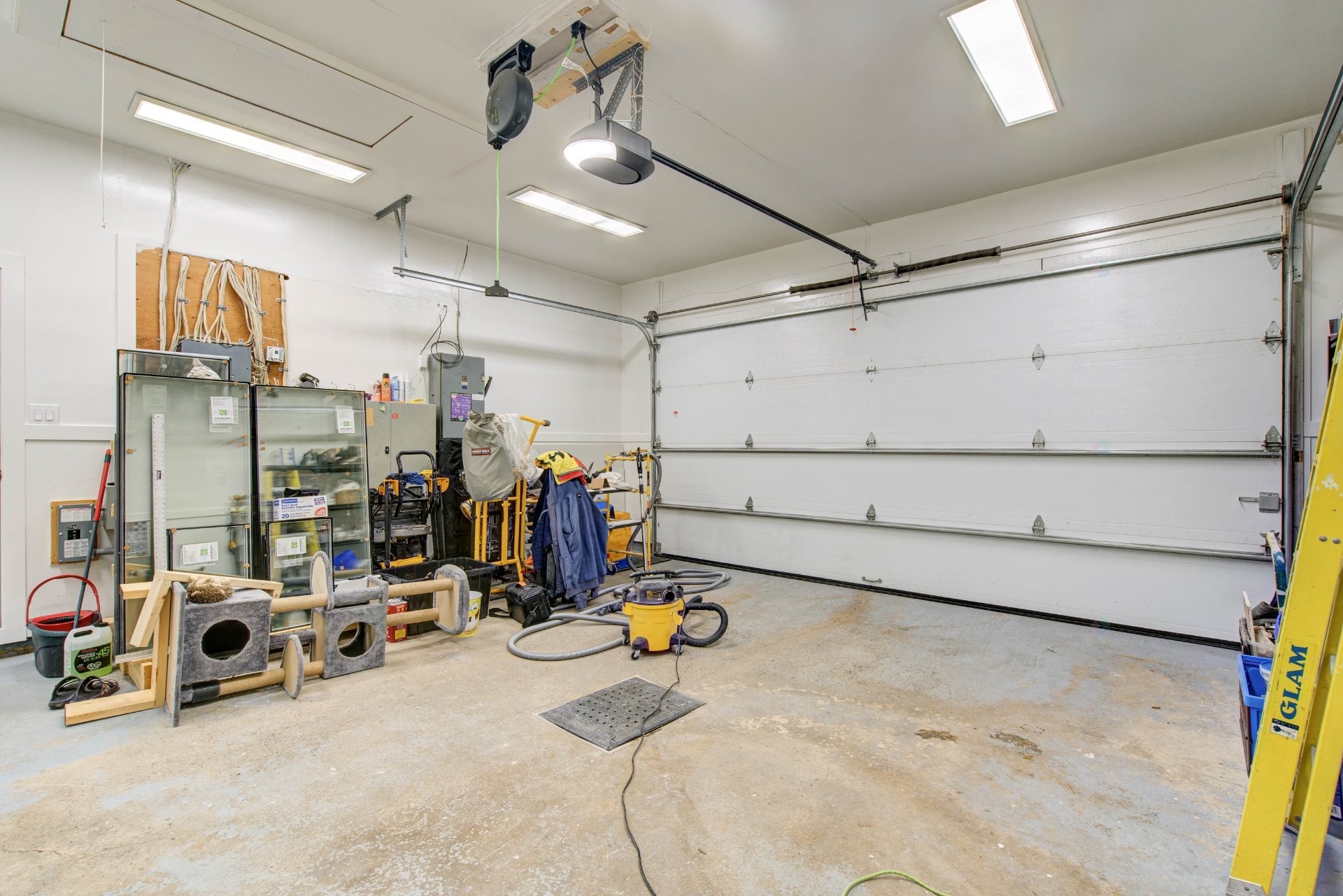 Garage - 25 Rue Carrier, Saint-Mathieu-De-Beloeil, QC - Indoor Photo Showing Garage