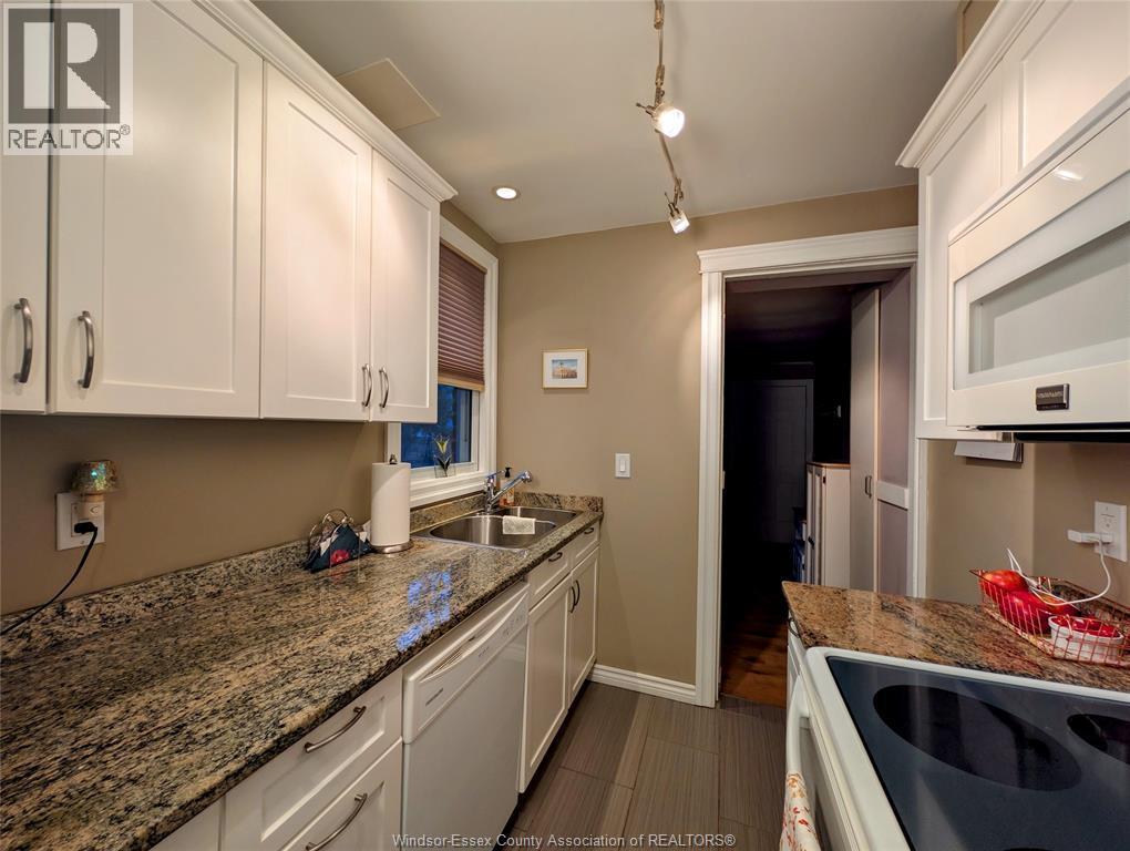 1276 Argyle, Windsor, ON - Indoor Photo Showing Kitchen With Double Sink
