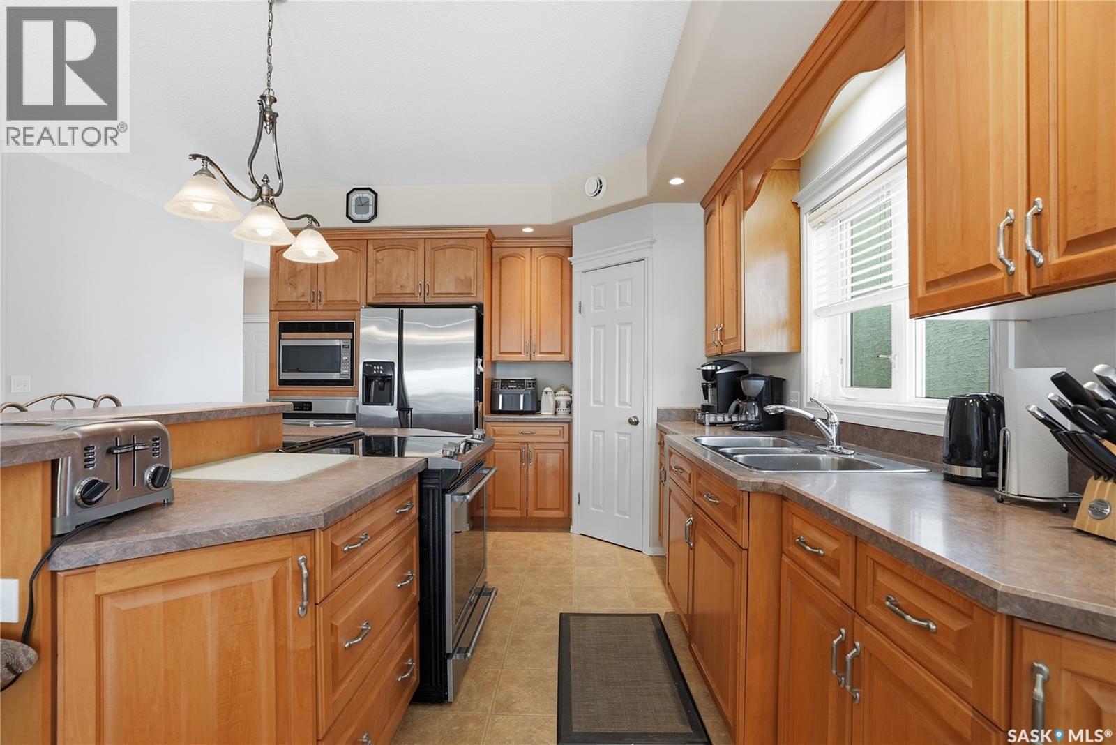 110 Brookshire Crescent, Saskatoon, SK - Indoor Photo Showing Kitchen With Double Sink